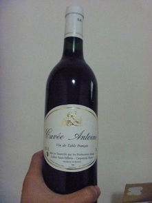 請好心人告訴我這是什么紅酒 是不是法國紅葡萄酒 現(xiàn)在每瓶的價格是多少 謝謝